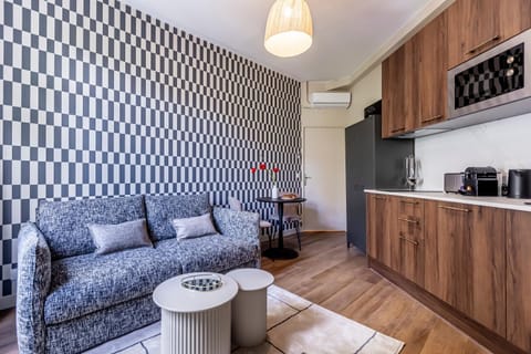 Coffee/tea facilities, Kitchen or kitchenette, Seating area