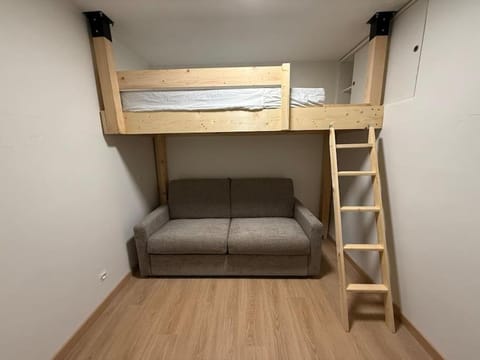 Bedroom, bunk bed