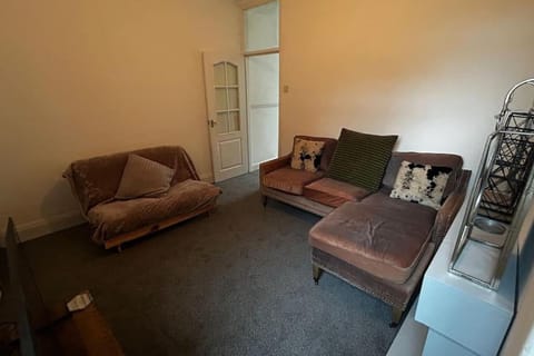 Cosy 4 bedroom house Apartment in Grimsby