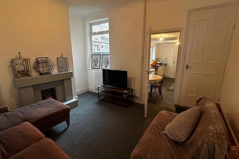 Cosy 4 bedroom house Apartment in Grimsby