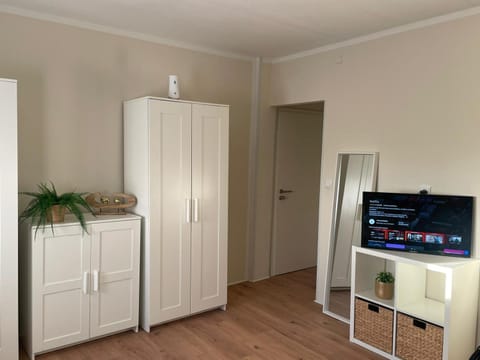 TV and multimedia, Bedroom, wardrobe