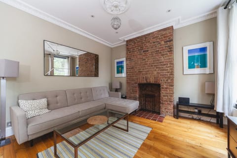 Charming One-Bed Oasis in Hammersmith Apartment in London Borough of Hounslow