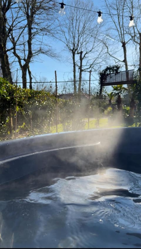 Ma cabane à oiseaux bain Nordique sous supplément Pousada com café da manhã (B&B) in Saint-Médard-en-Jalles