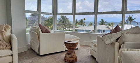 Newly Remodeled Luxury Beachfront 2-Bedroom Condo Appartement in Freeport