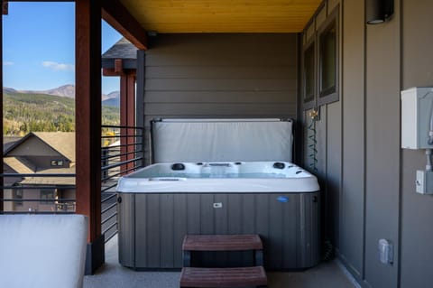 Natural landscape, Hot Tub, View (from property/room), Balcony/Terrace, Bedroom, Mountain view