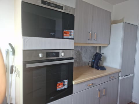 Kitchen or kitchenette, oven