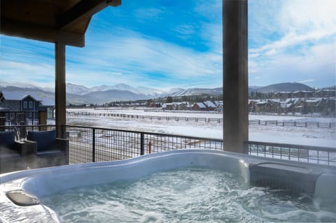 Nearby landmark, Day, Natural landscape, Hot Tub, View (from property/room), Balcony/Terrace, Mountain view