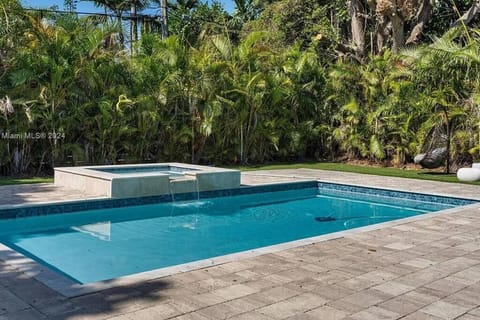 Miami Villa - Pool and Hot Tub Escape Chalet in Miami Shores