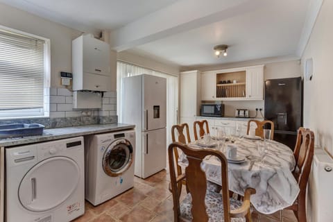 Kitchen or kitchenette, Dining area, washing machine