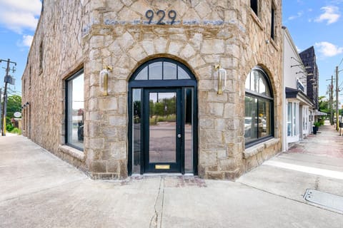 Property building, Facade/entrance, Day, Street view