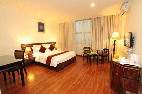 Bed, TV and multimedia, Photo of the whole room, Seating area, Bedroom, hair dresser, air conditioner