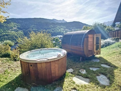 Résidence Ch. Col De La Lune - Grand chalet avec terrasse et jacuzzi 544 Chalet in Les Allues