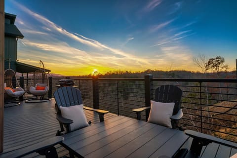 The Cozy Nook - NEW Luxurious Modern Retreat Cabin with Hot Tub, Game Room, Grill, Views - Close to Everything! House in Sevierville