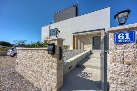 Property building, Day, Street view, Parking