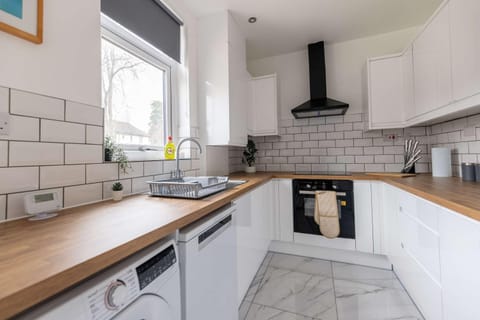 Free Parking - 4 Bedroom House House in Newcastle upon Tyne