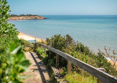 Blue Pearl Retreat Sunset Views opp Beach with Pool and Spa House in Mornington