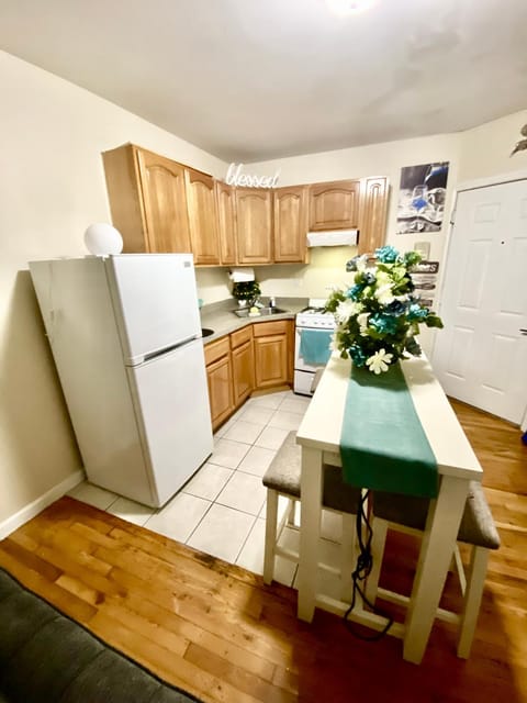 Kitchen or kitchenette, Dining area, stove