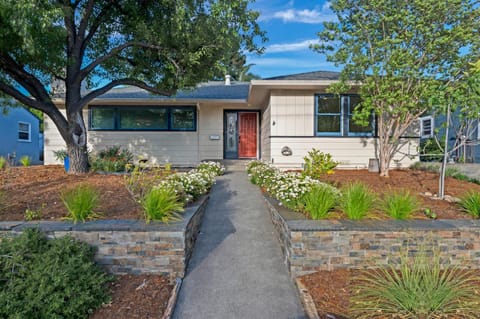 Property building, Day, Garden, Garden view