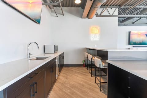 NoLibs, by Fishtown, Rooftop, Sleeps 4, King Bed Apartamento in Philadelphia