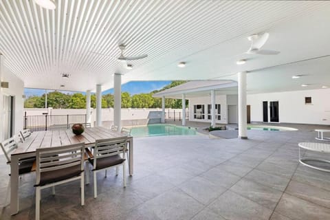 Majestic Manor 5BR Stylish Super Home - Private Pool - BBQ Apartment in Darwin