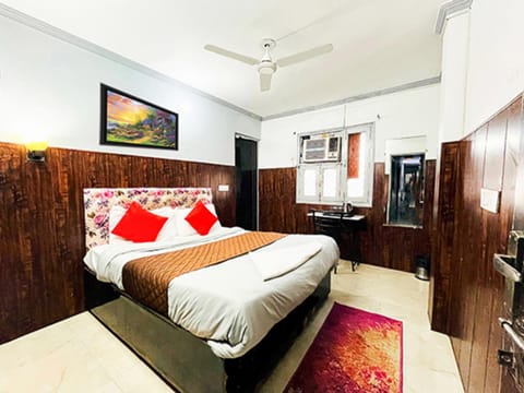 Property building, Bed, TV and multimedia, Photo of the whole room, Bedroom, wardrobe