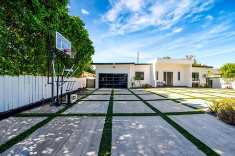 Poolside Paradise Villa 5BR 4BA House in Woodland Hills