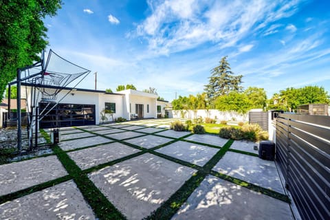 Poolside Paradise Villa 5BR 4BA House in Woodland Hills