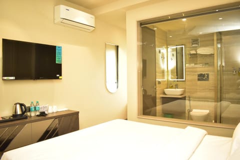 Shower, Bed, Bathroom, TV and multimedia, Photo of the whole room, Bedroom, towels, air conditioner