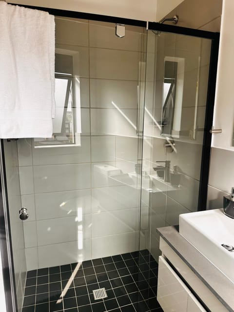 Midrand Modern Apartment with Pool 5 min from Mall of Africa Apartment in Sandton