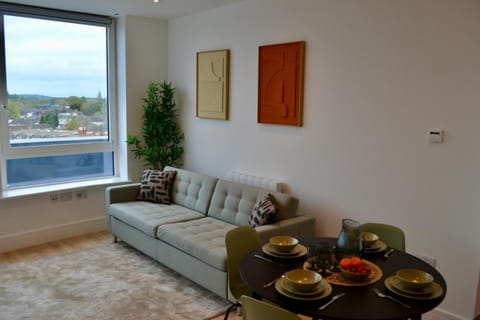 Luxurious 2 Bed Penthouse Apartment in Runnymede District