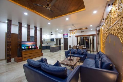 TV and multimedia, Living room, Seating area, Evening entertainment