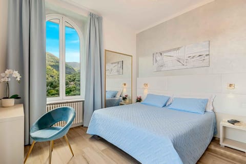 Bed, Photo of the whole room, Seating area, Bedroom