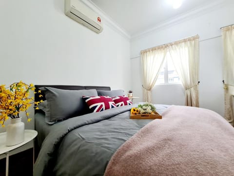 Bed, Photo of the whole room, Bedroom, air conditioner