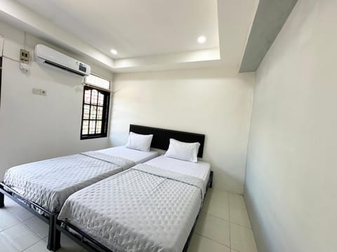 Ghaza Guest House Bed and Breakfast in Padang