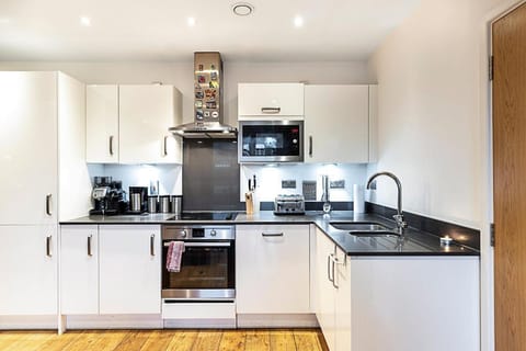 Cosy 2-Bed Retreat in Vibrant Greenwich Apartment in London Borough of Lewisham