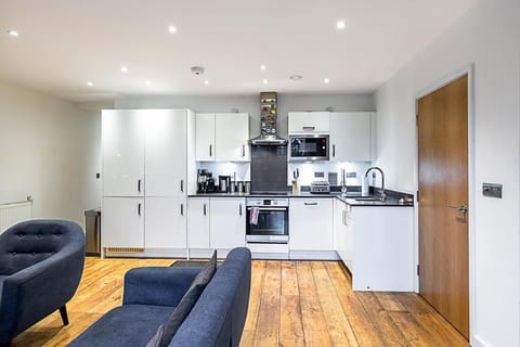 Cosy 2-Bed Retreat in Vibrant Greenwich Apartment in London Borough of Lewisham