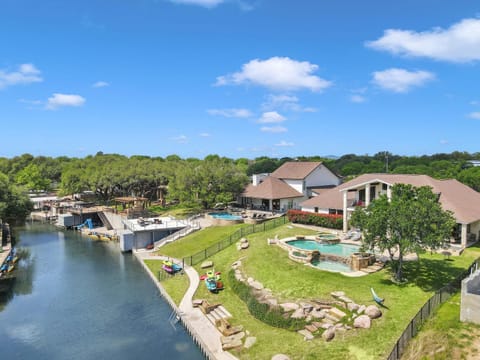 Waterfront House on Lake LBJ Cove and Concierge Services House in Kingsland