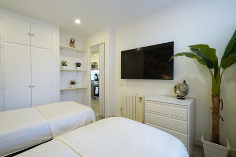 Bed, TV and multimedia, Bedroom