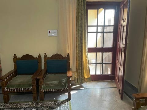 Studio Room fully furnished in homestay Apartment in Dehradun