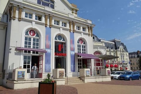 Appartement spacieux avec grande terrasse Apartment in Cabourg