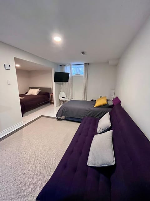 Kat Aylmer Private Studio, attached bathroom, TV, and kitchenette Vacation rental in Gatineau