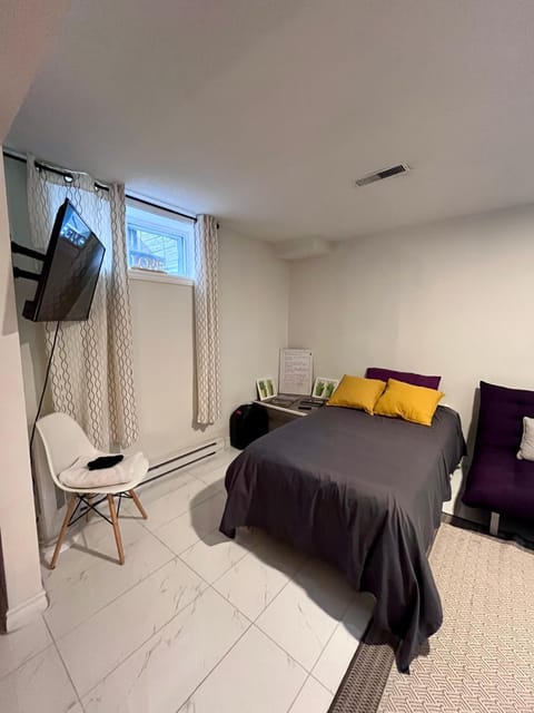 Kat Aylmer Private Studio, attached bathroom, TV, and kitchenette Vacation rental in Gatineau