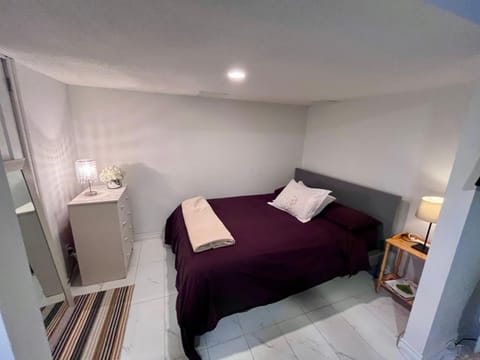 Kat Aylmer Private Studio, attached bathroom, TV, and kitchenette Vacation rental in Gatineau