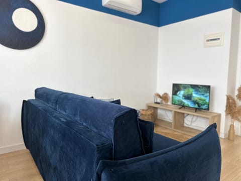 Communal lounge/ TV room, TV and multimedia, Living room, Seating area, Evening entertainment, air conditioner