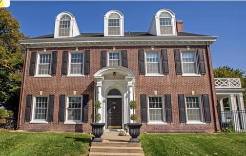 Property building, Facade/entrance, Day, Garden, Garden view