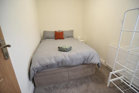 3 Bedrooms, with large storage for house move, Minimum 2 Nights Apartment in St Helens