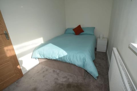 3 Bedrooms, with large storage for house move, Minimum 2 Nights Apartment in St Helens