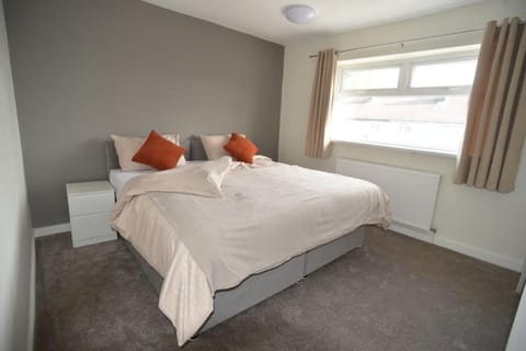 3 Bedrooms, with large storage for house move, Minimum 2 Nights Apartment in St Helens