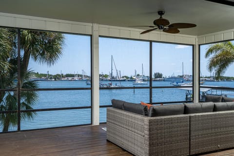 180° Bay Views, Newly Remodeled, Walk to Beach House in Estero Island