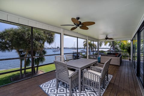 180° Bay Views, Newly Remodeled, Walk to Beach House in Estero Island